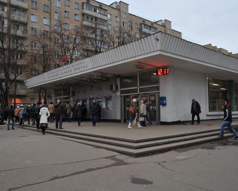 Москва магазины возле метро. Станция метро Речной вокзал. Станция Речной вокзал Москва. Речной вокзал (станция метро, Москва). Московский метрополитен станция Речной вокзал.